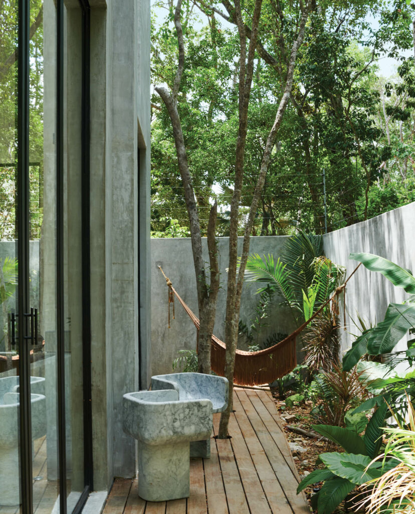 吊床挂在院子上离两张大理石椅子近