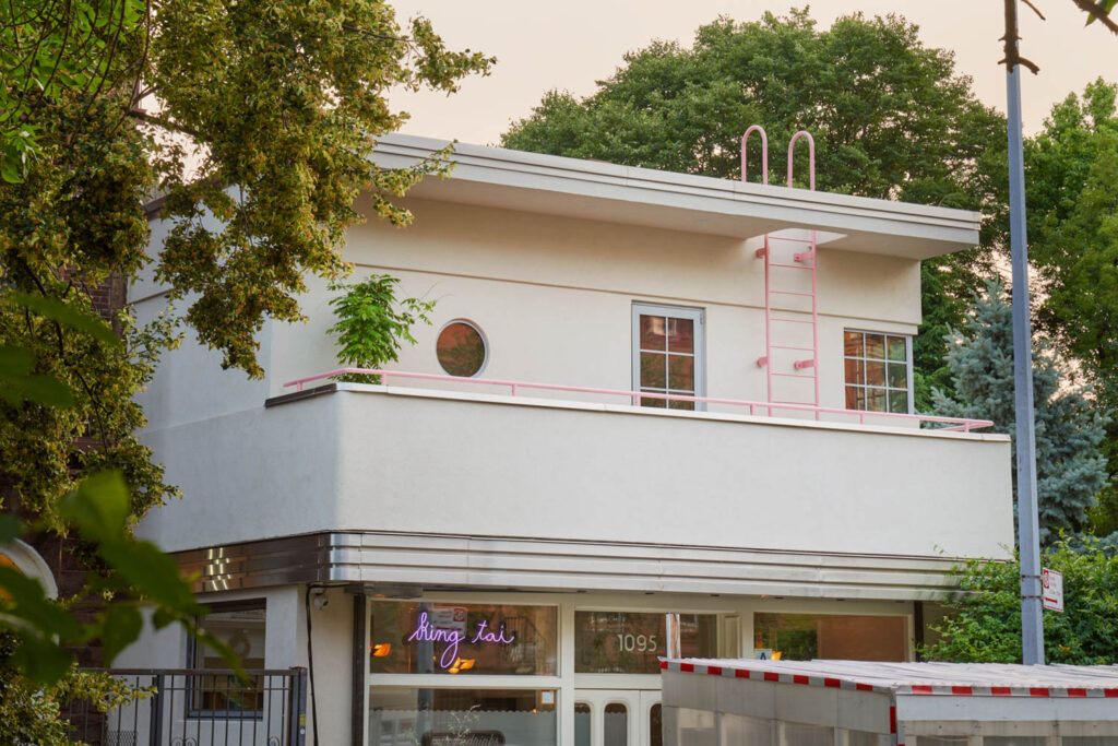 台王前端有粉红色屋顶梯子