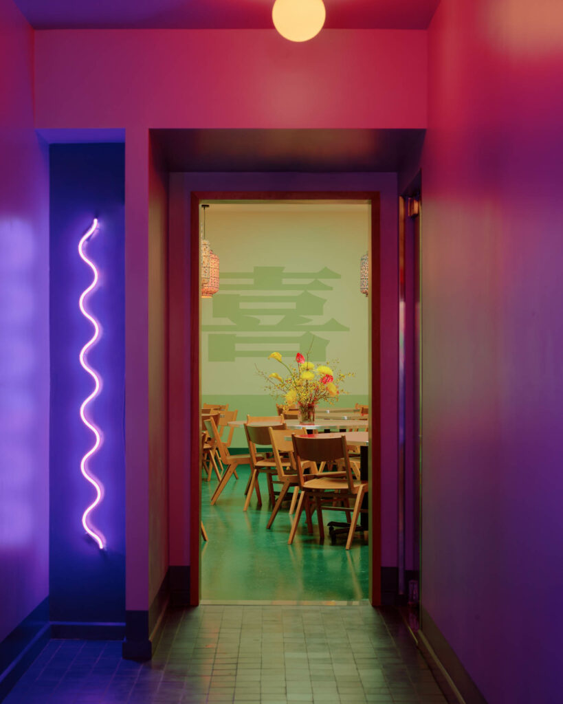 紧接开口的紫色LED 布鲁克林餐厅