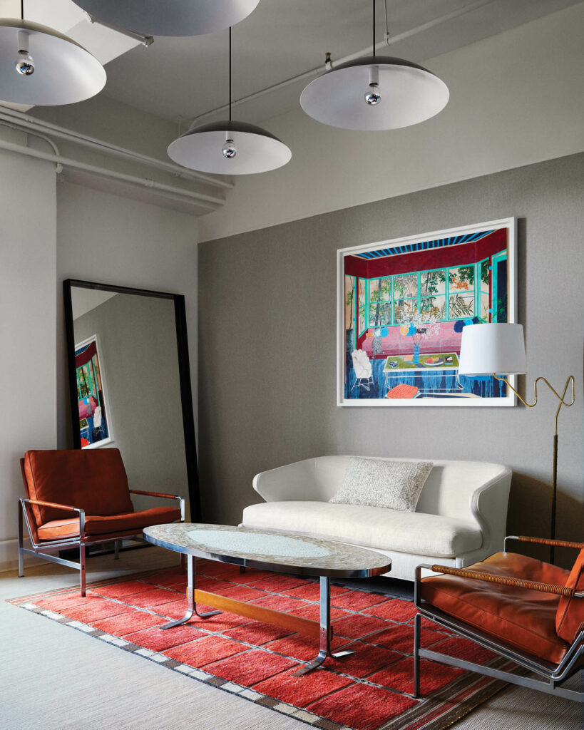 红地毯上的奶油沙发加灰线墙覆盖