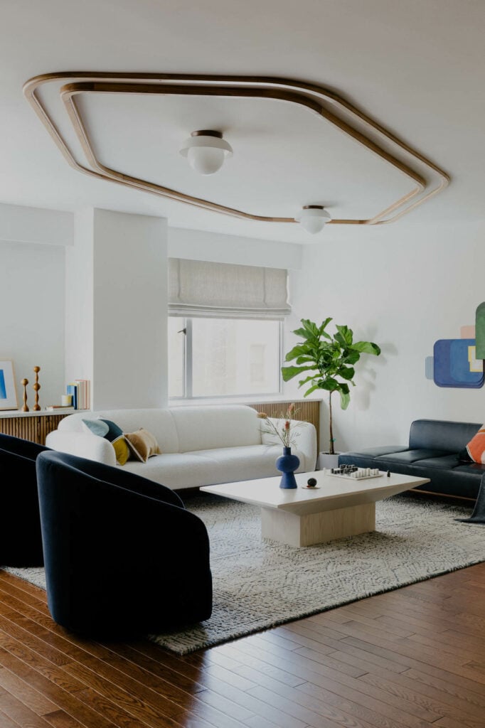 家客厅配白沙发和海军臂椅