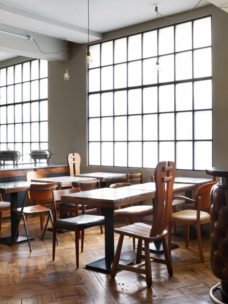 旧椅子和锌顶台前的钢框窗