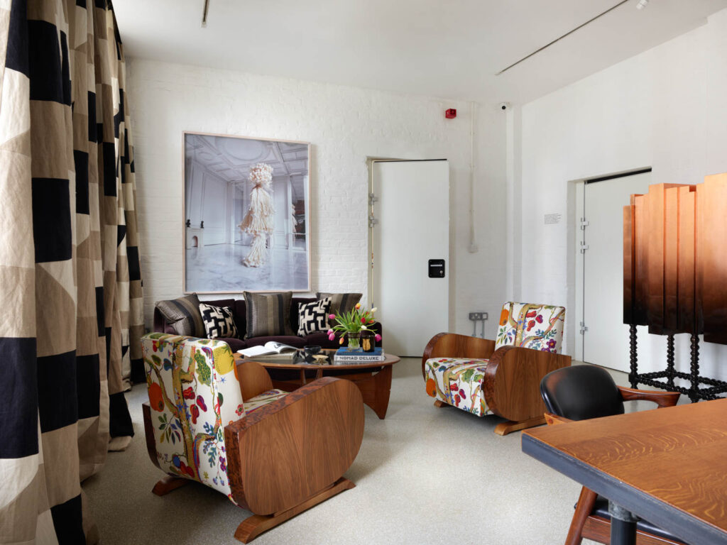 水泥特拉佐楼层和CEO办公室老式柜