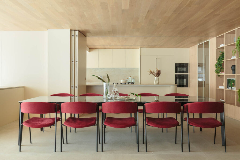 餐桌配红色天鹅绒椅