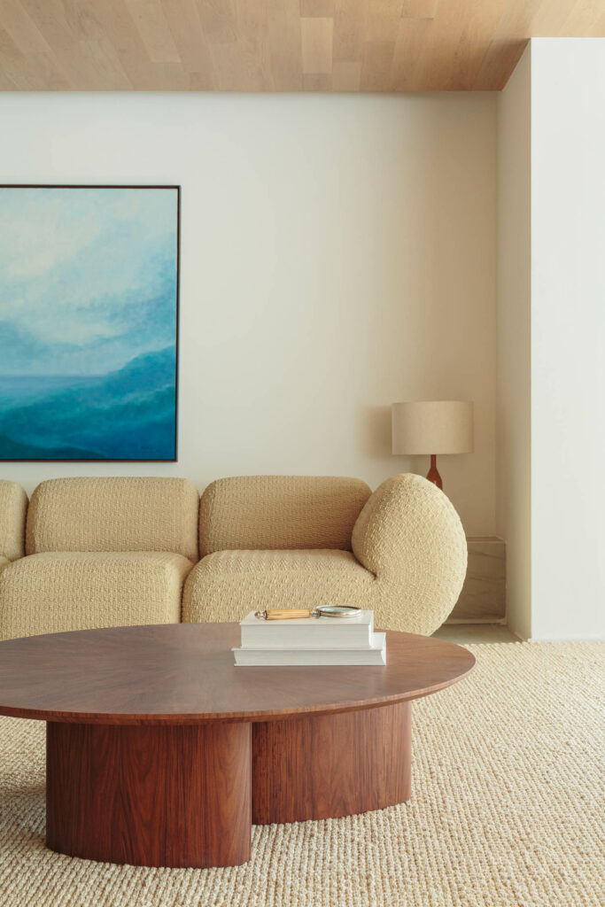 沙发边缘和圆木咖啡桌