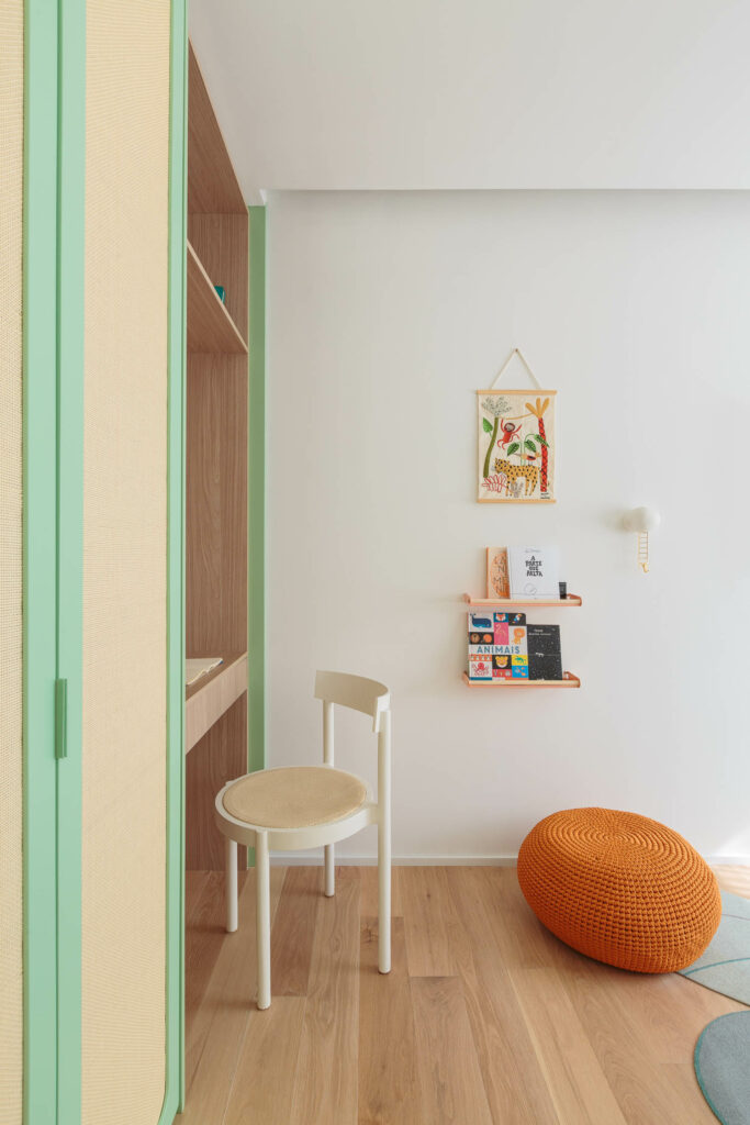 儿童室的轮椅和办公桌