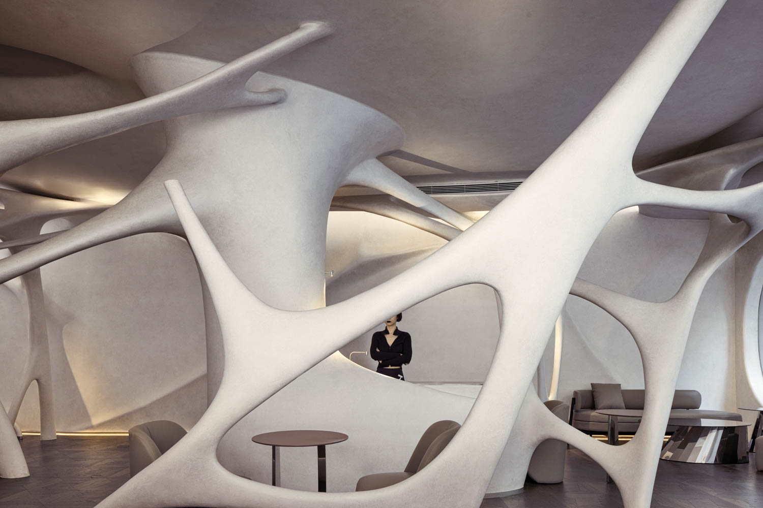 一个女人通过白弹性结构开店看到