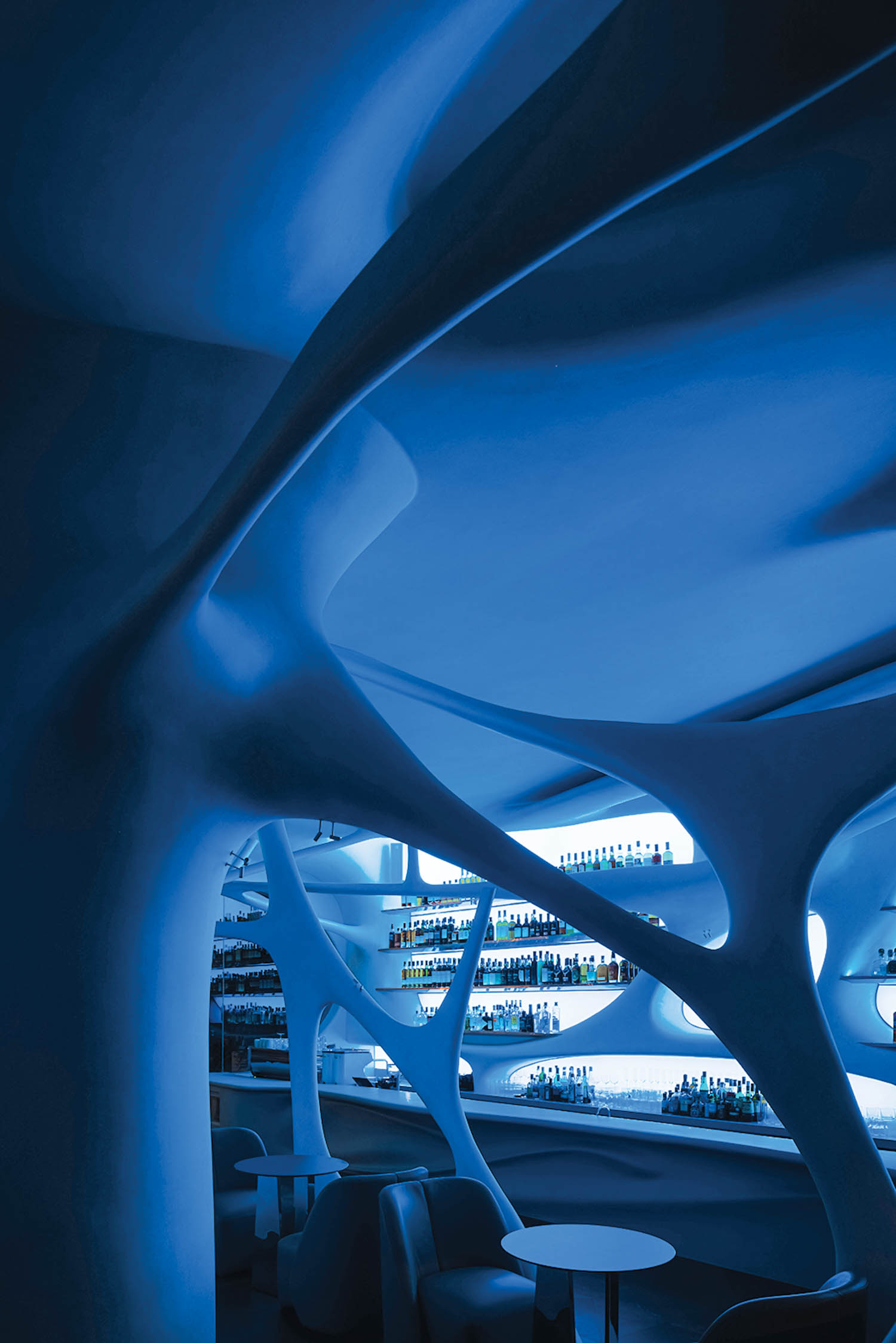 夜间,威士忌吧用蓝点亮