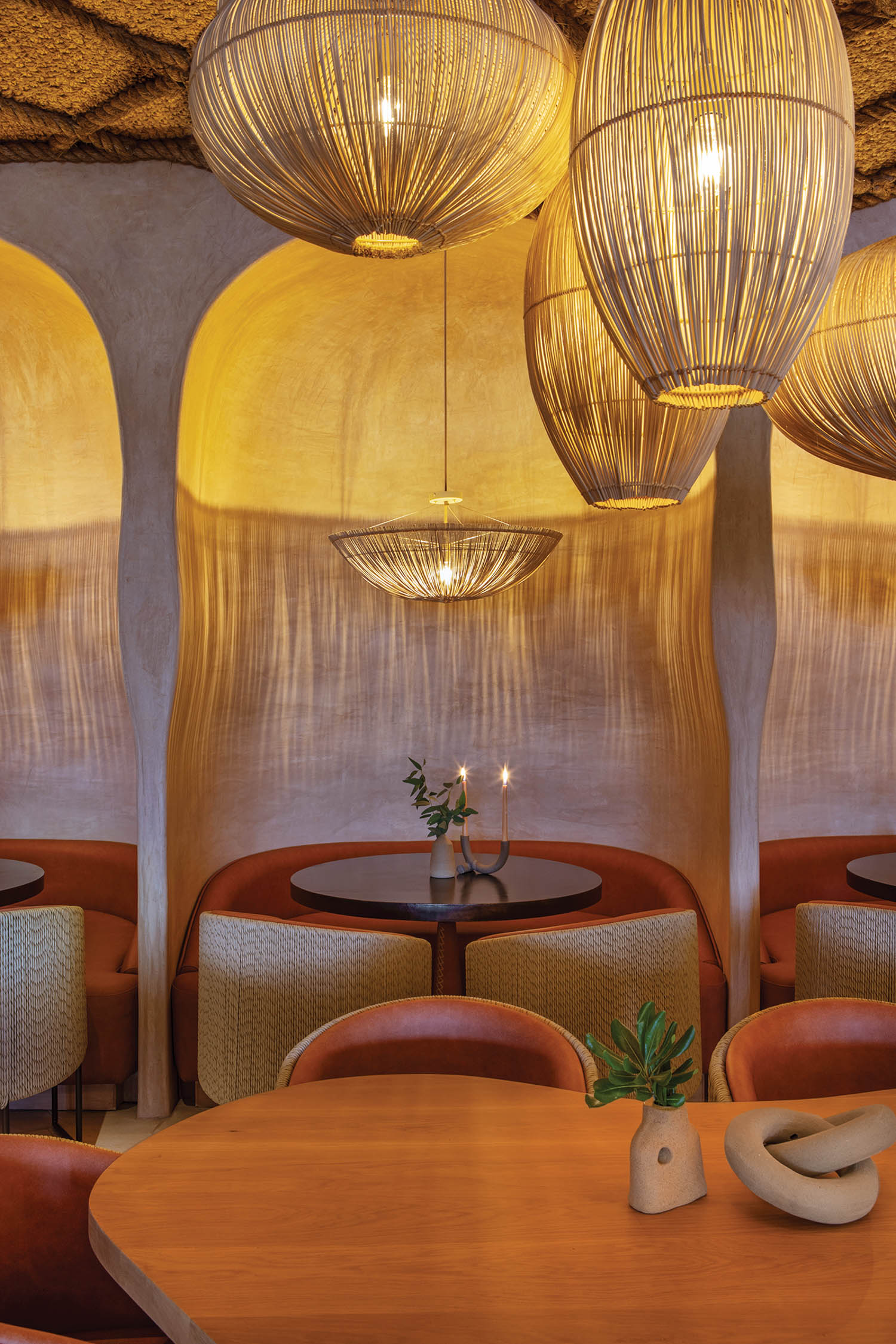 rattan嵌套挂在这个加利福尼亚餐厅