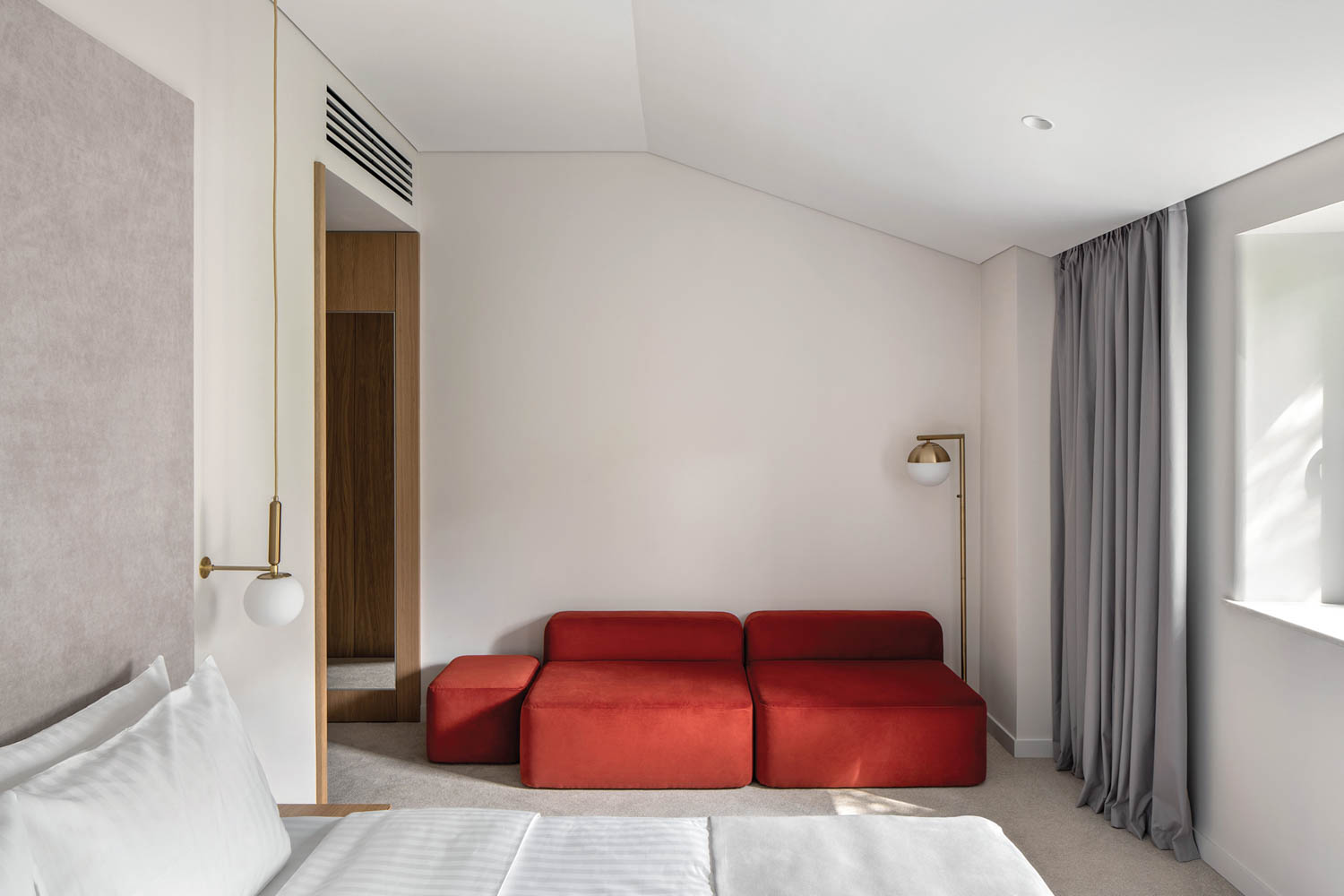 红楼枕头坐在基辅酒店客房墙上