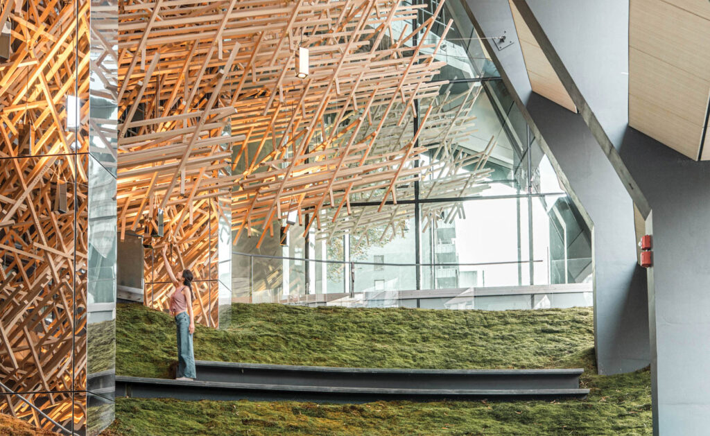 一个女人站在复杂木板层下