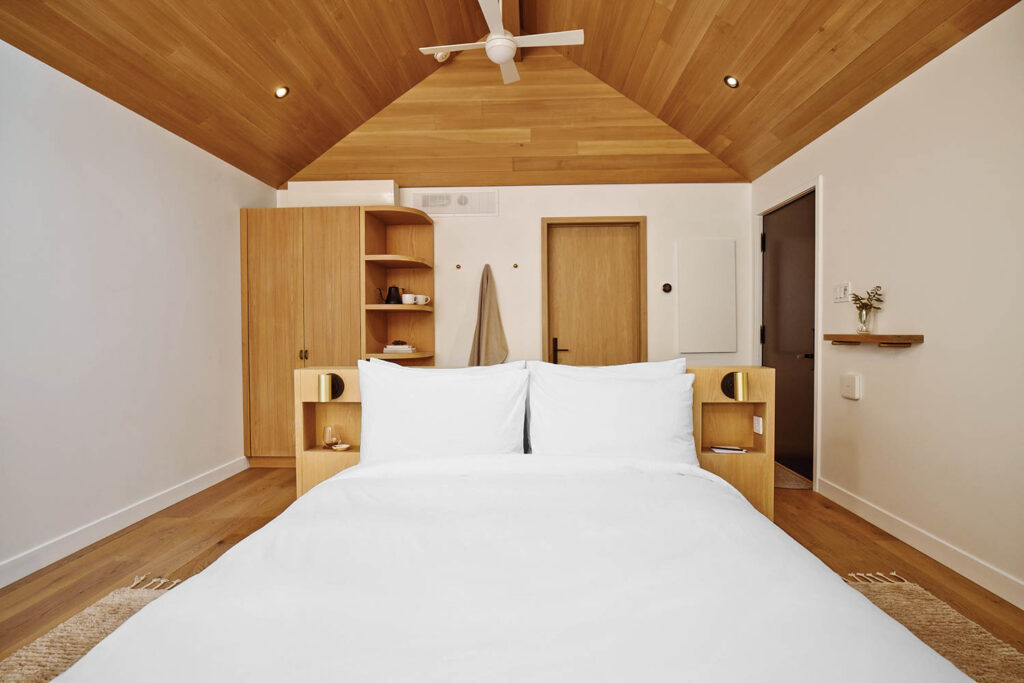 Algonquin高原小屋配木墙和白床