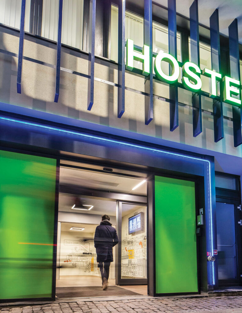 外部旅店 明亮绿门