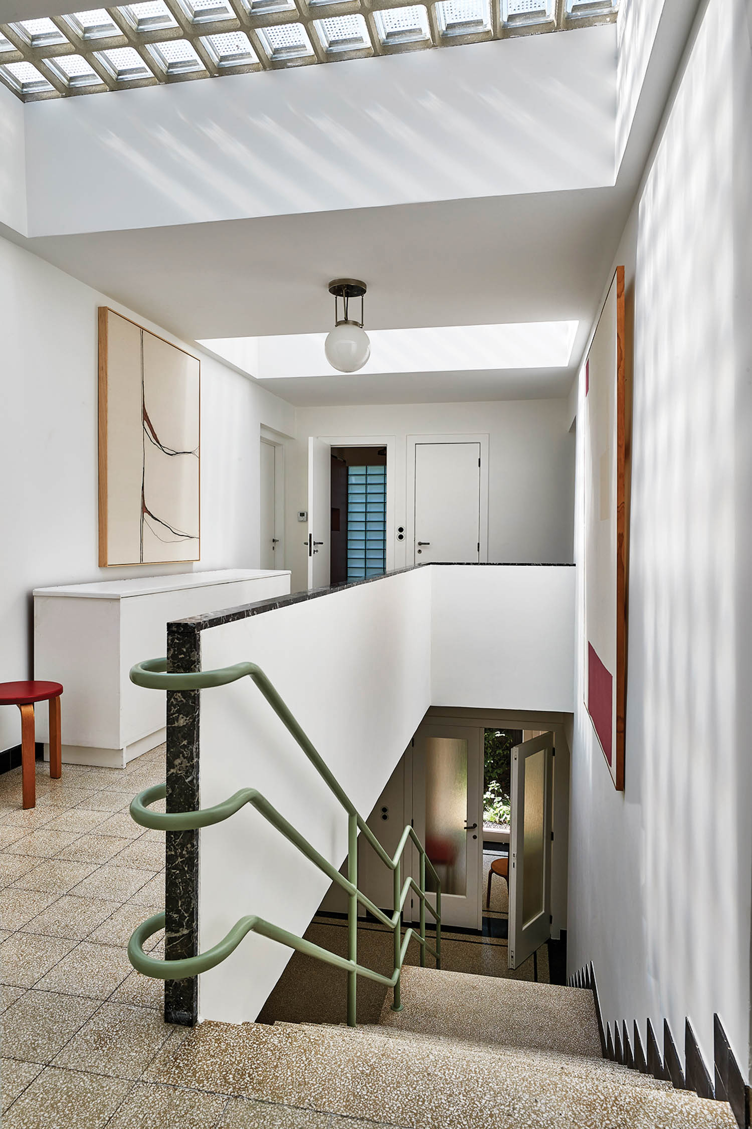 绿色栏杆下方内楼梯 天窗点燃家
