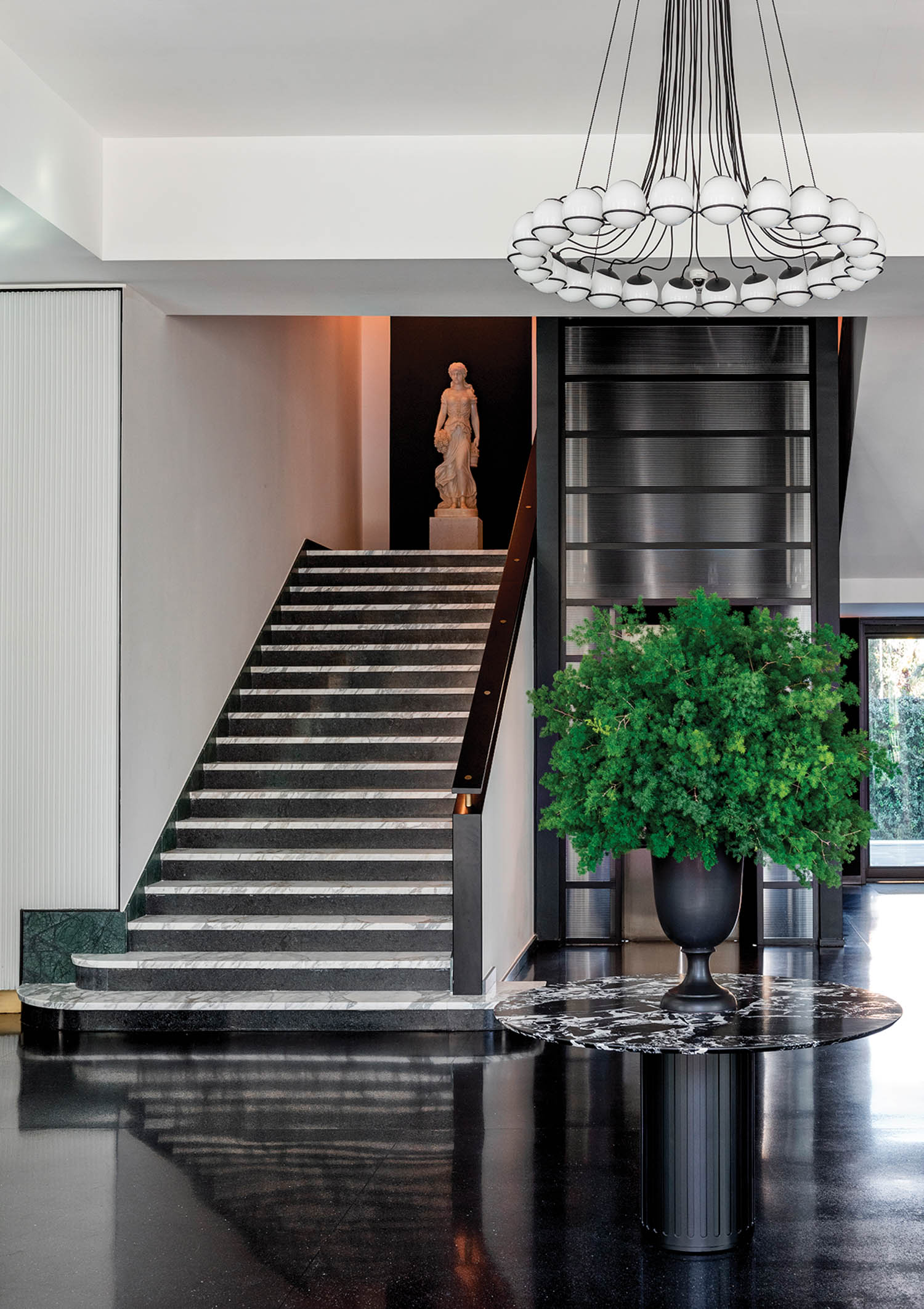 一座雕像坐在意大利宾馆楼梯顶