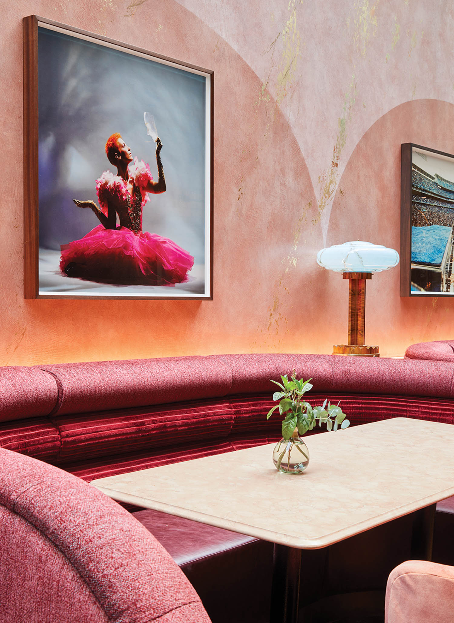 粉色座椅对面国家画廊鸡尾酒厅粉红色墙