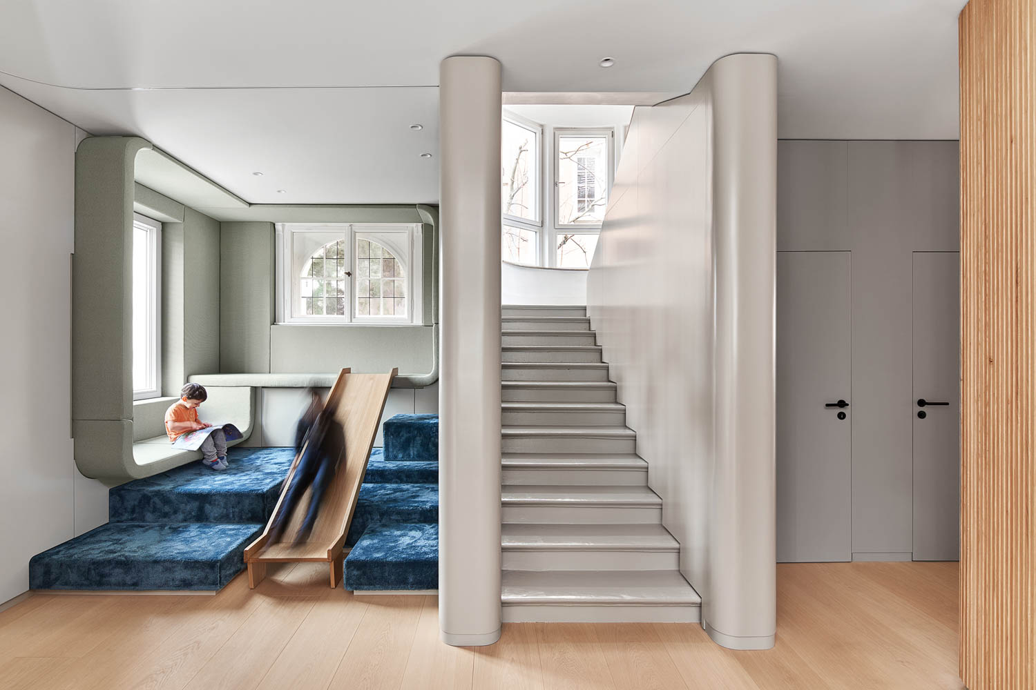 内建滑动阶梯旁