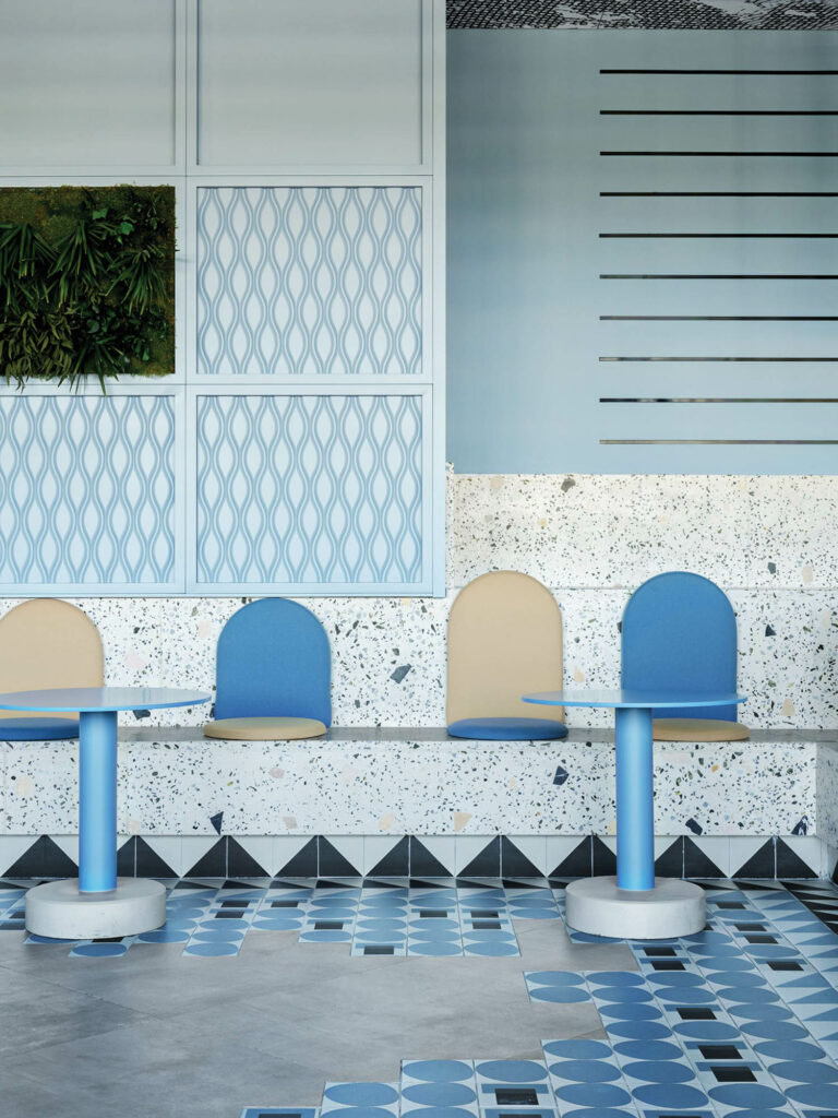 西伯利亚酒店的座椅、楼层和表上可见蓝调阴暗