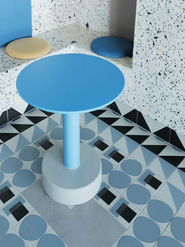 蓝地板瓦与Bauhaus嵌入式