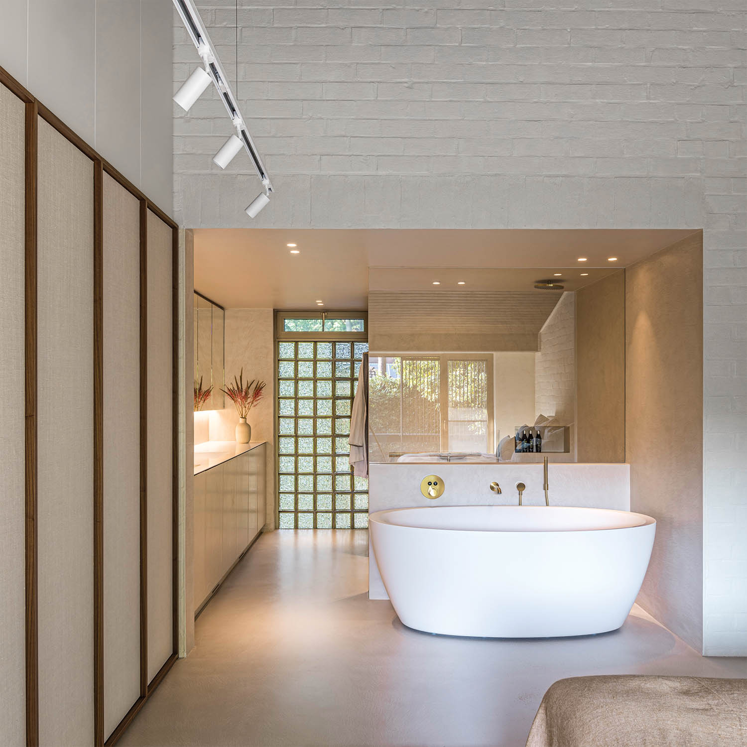 独立浴缸旁边主卫生间封闭淋浴