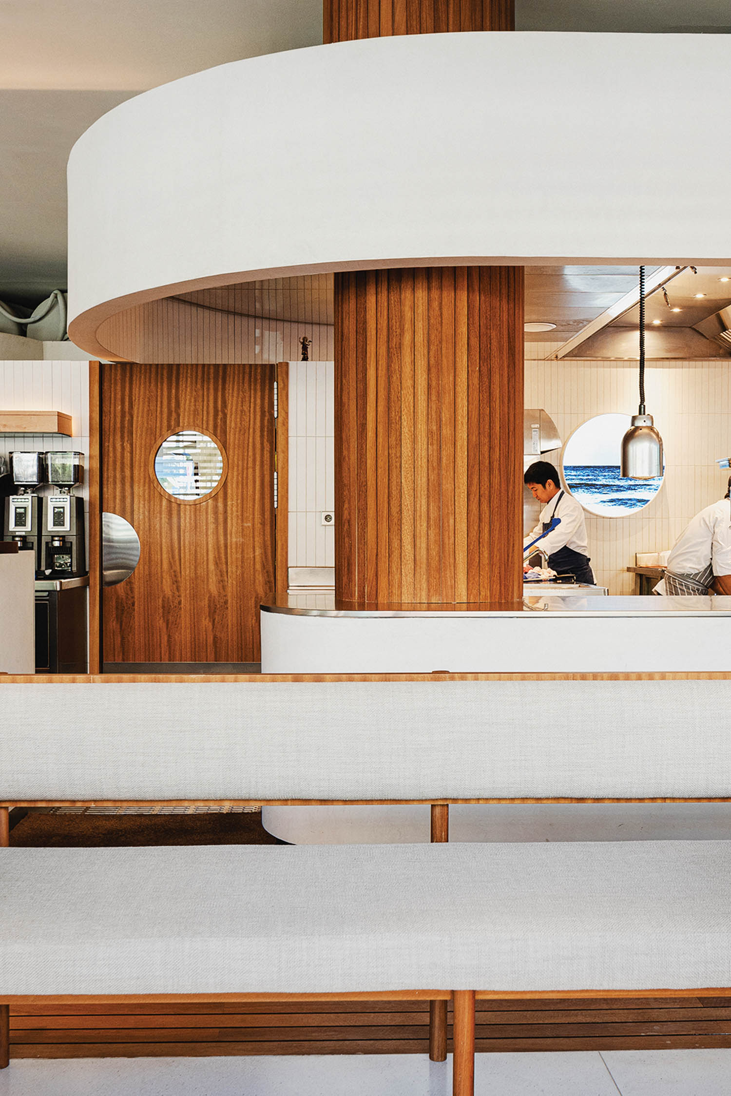 检查马德里餐厅厨师厨房