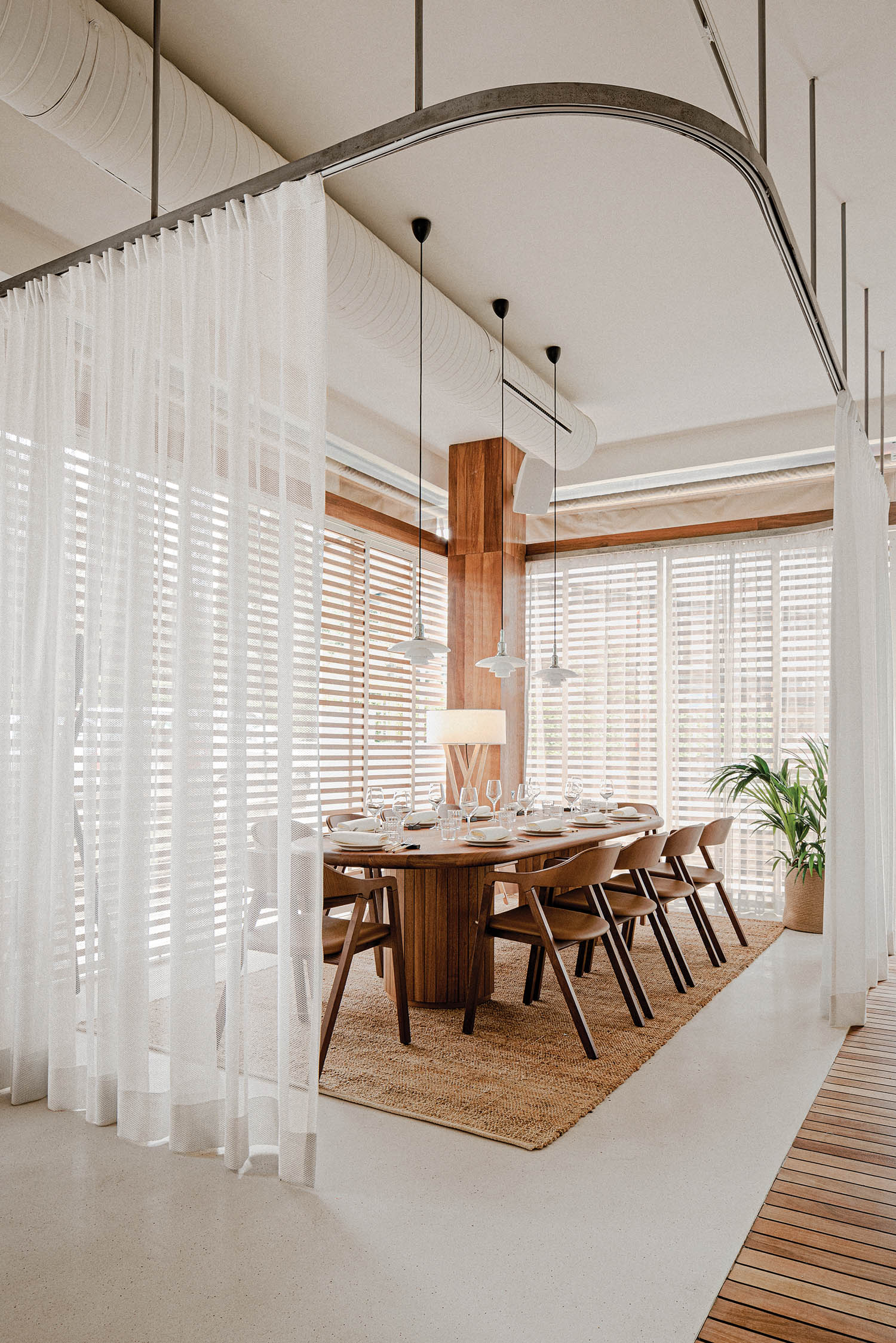 薄白窗帘从餐厅私房拉回