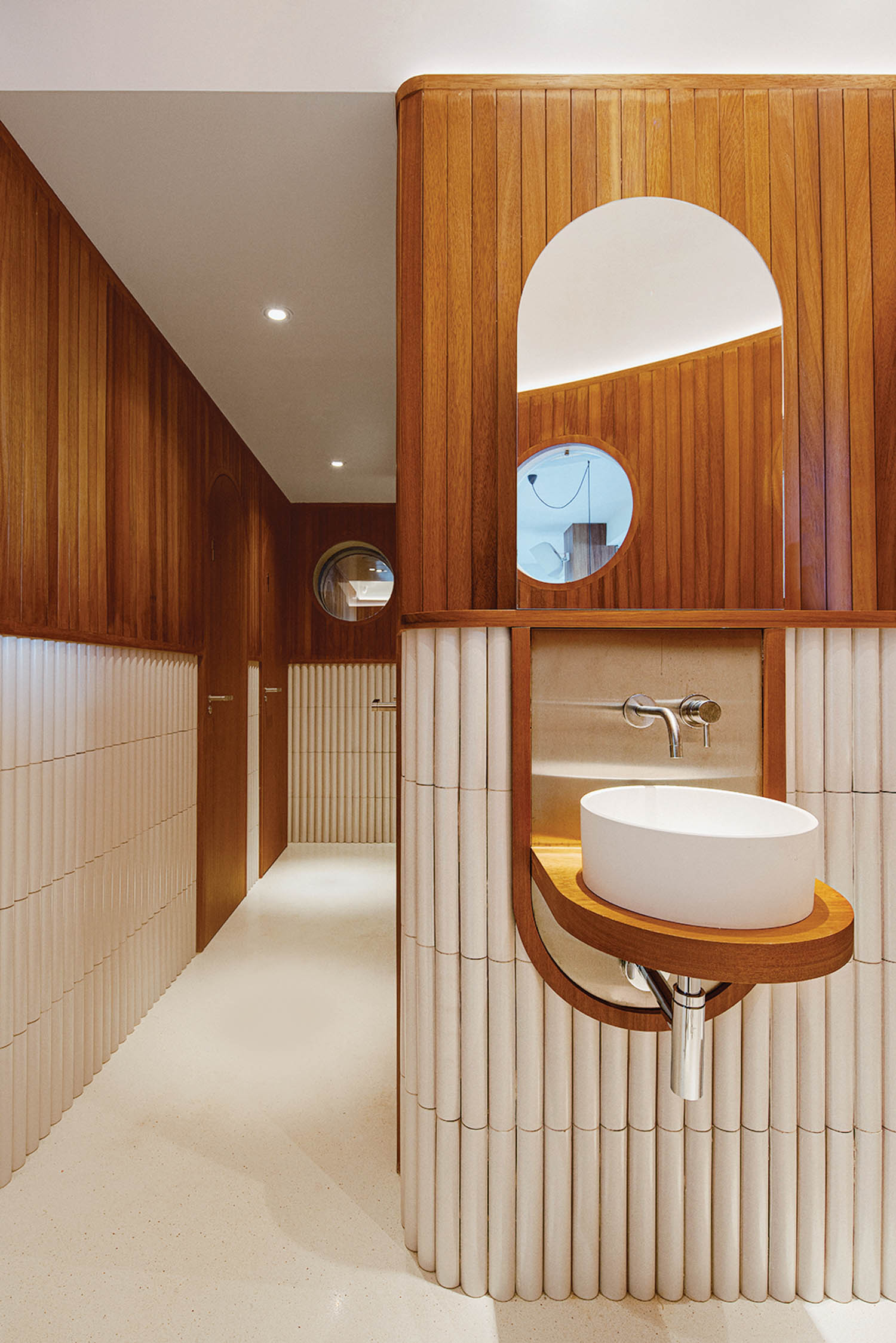 卫生间像水手餐厅 白茶板