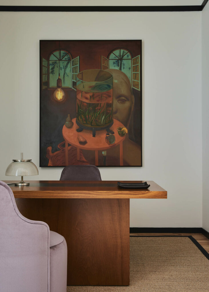 私有办公桌上挂有艺术品