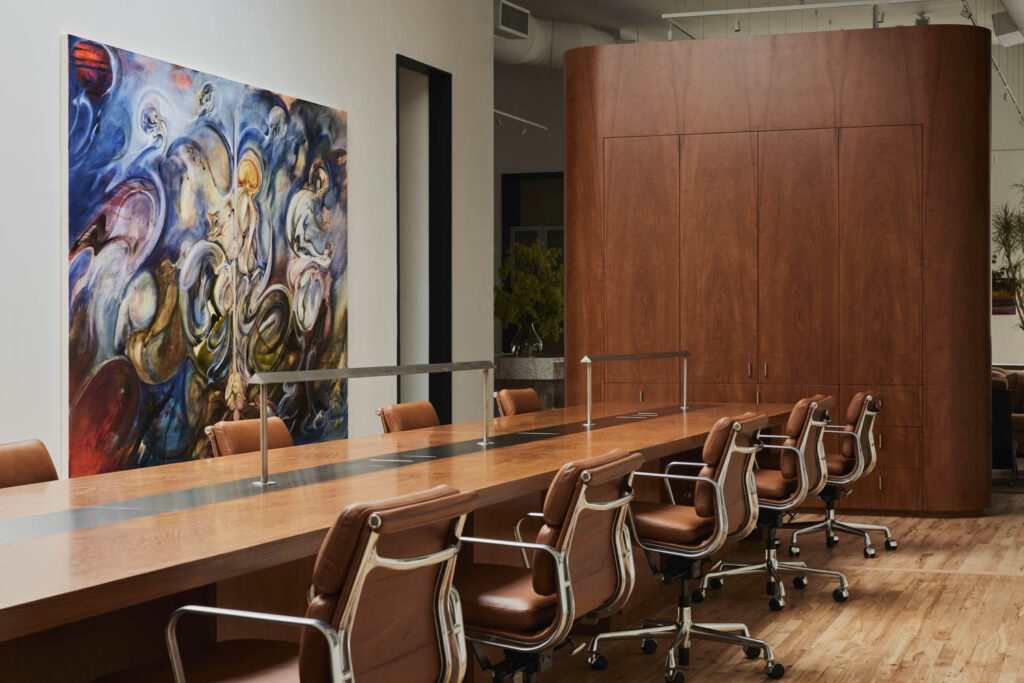 会议室墙上充满活力的艺术