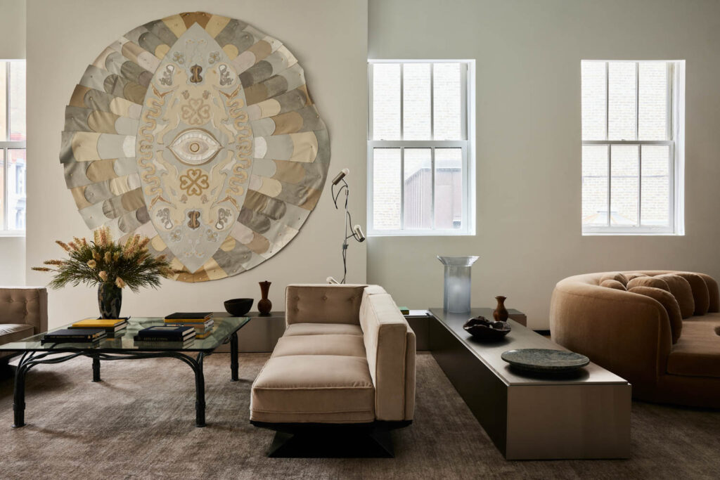 陶刘易斯树(2021年)挂在办公楼主休息室墙上