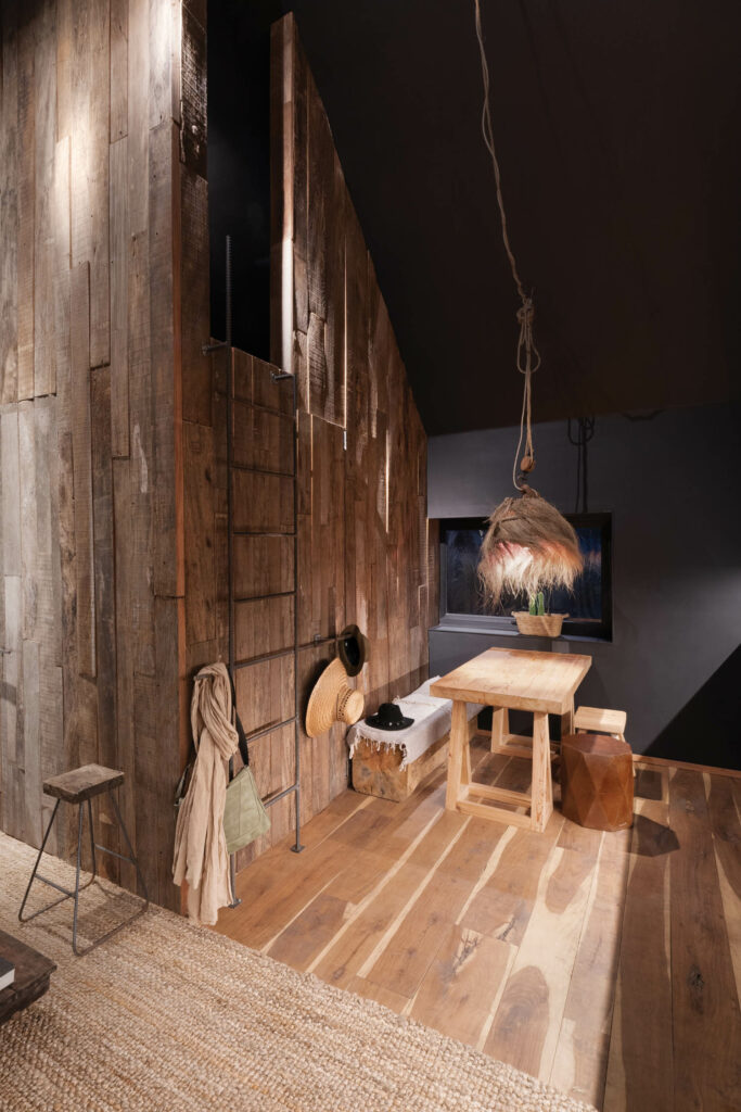 A框架机库内由本地源木制成