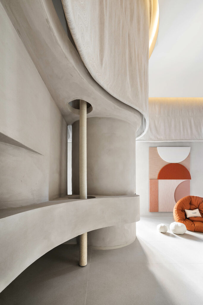 滑动极靠近墙覆盖自然粘土材料