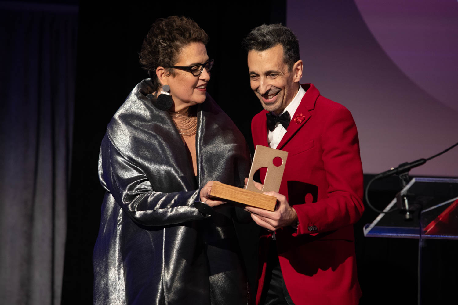 Cindy Allen授予Carlos Martinez名人馆奖