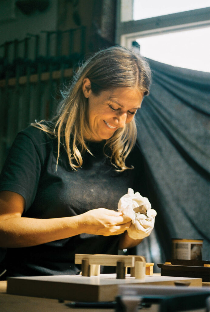 穿黑T恤的妇女持有产品