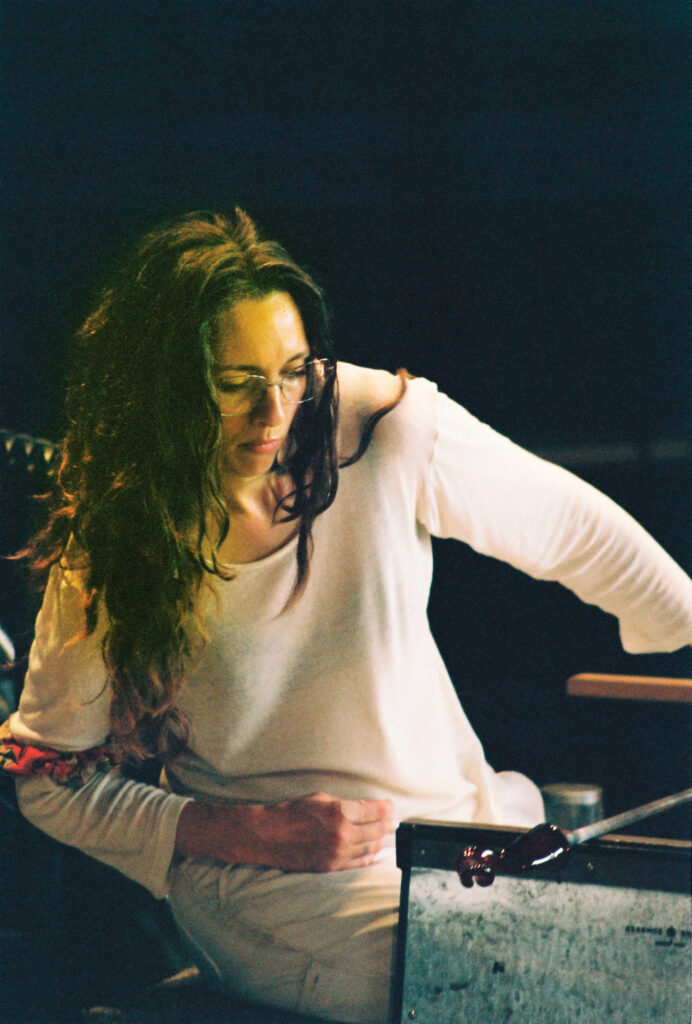 穿白衬衣的女人