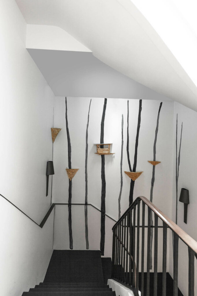 白墙上画树干和木鸟屋