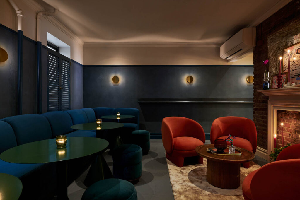 台拉后台有深绿墙和红色天鹅绒椅