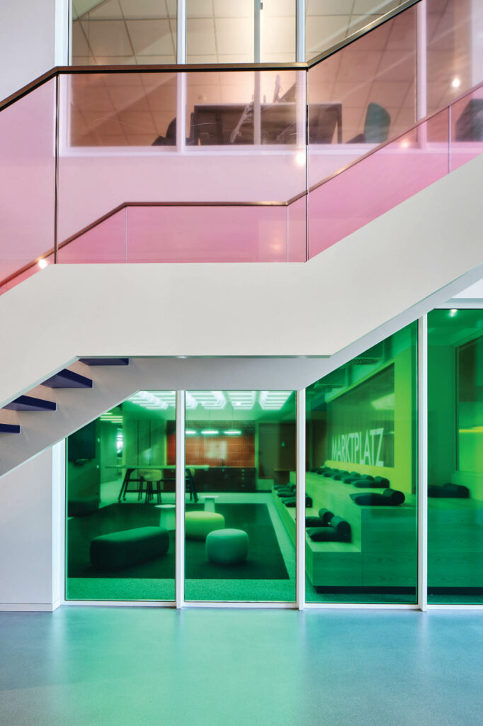 半透明绿墙现代办公