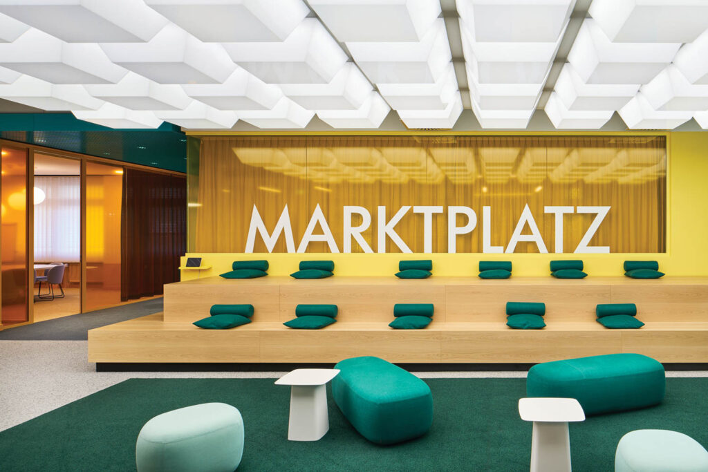 高举者带绿色枕头 彩色现代办公