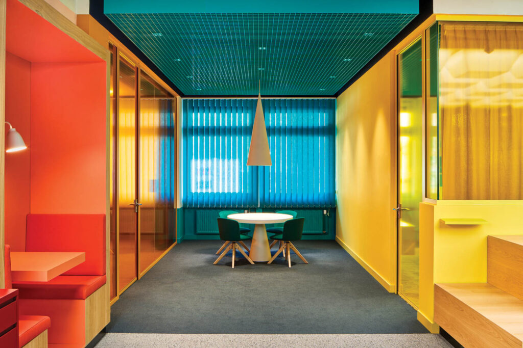 黄色屏蔽办公会议室