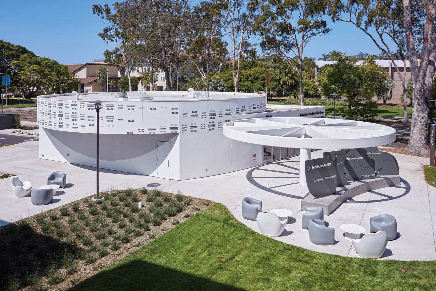 白色外端自行车店