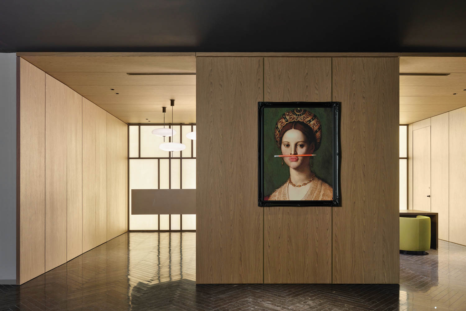 弗吉尼亚酒店前厅用笔跨嘴部的古代女人奇特美术