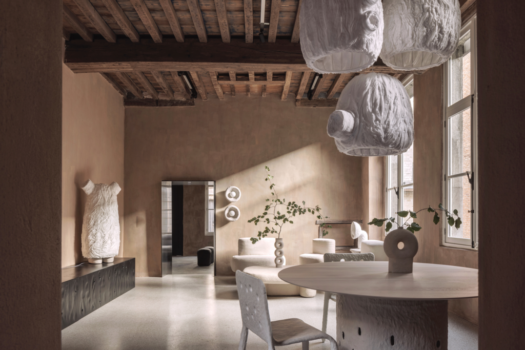 画廊内装挂灯、表和沉闷照明