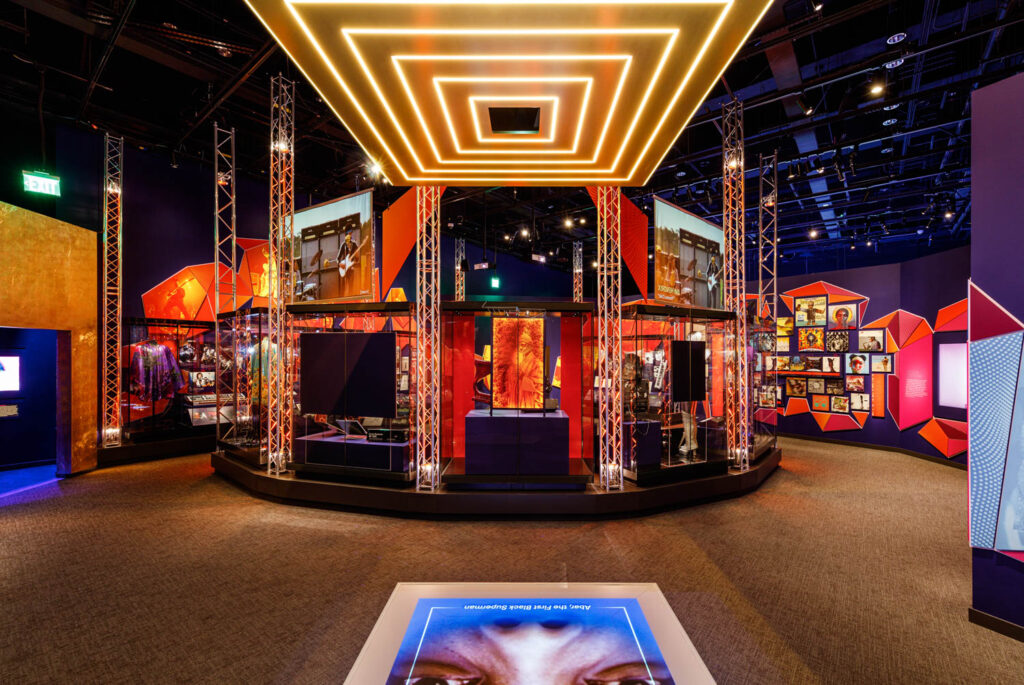 大安装画廊中心 上方有数组金方