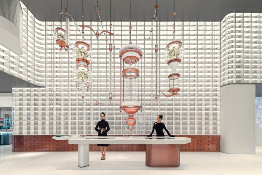 两个人黑在柜台前 上方安装天花板