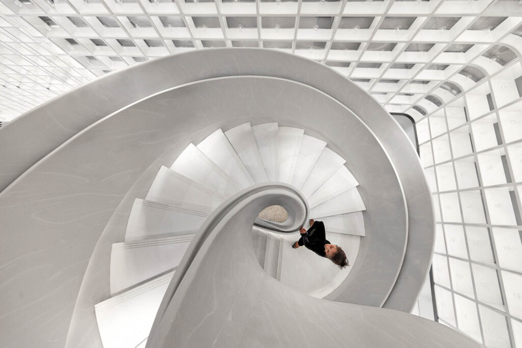 人走下白螺旋阶梯