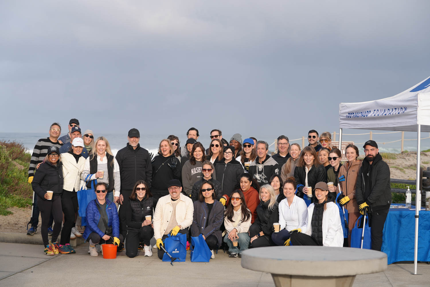 Giants和Rising人才参加沙滩清理