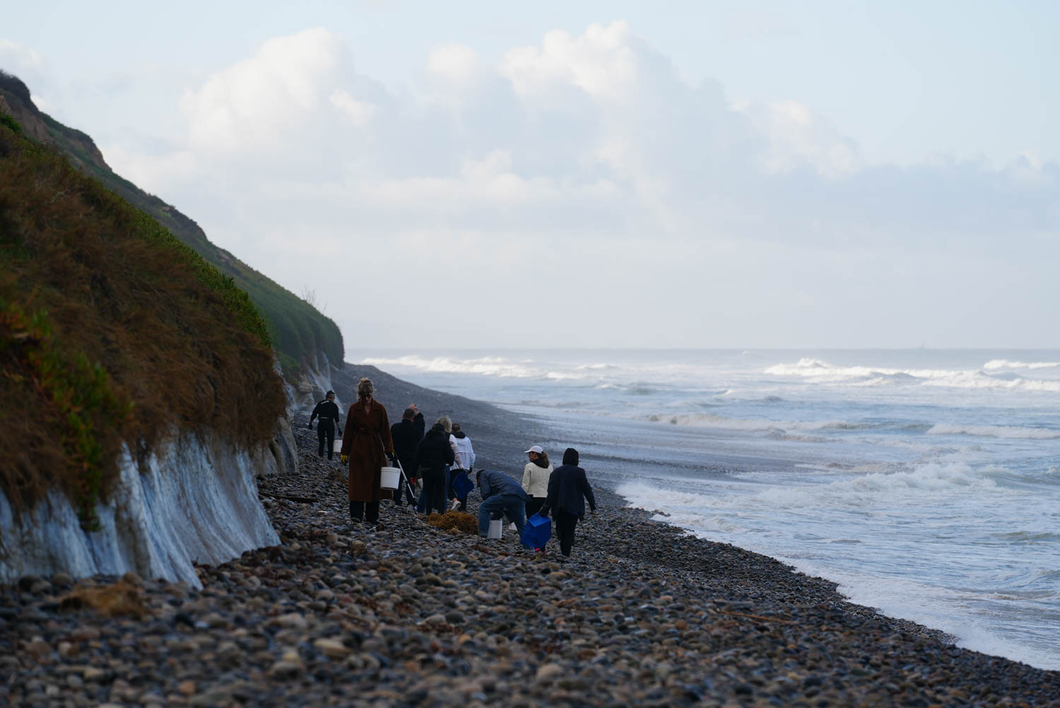 巨人和上位人才参赛者清理沙滩