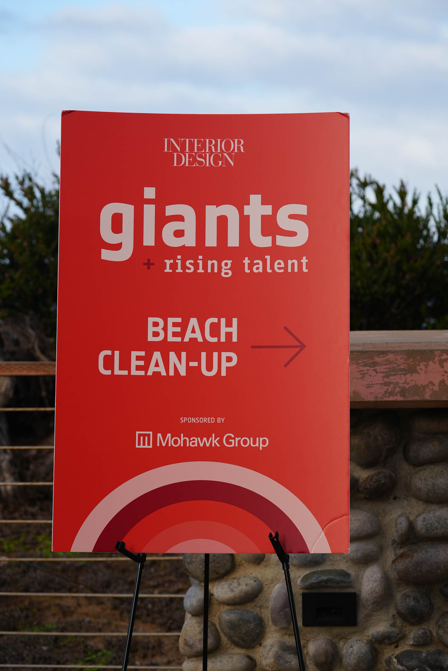 橙色标识清理沙滩