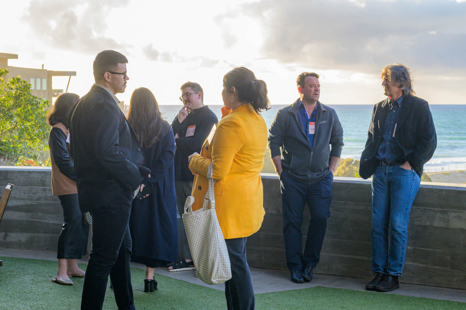 客人们在院子上讲巨人和高手